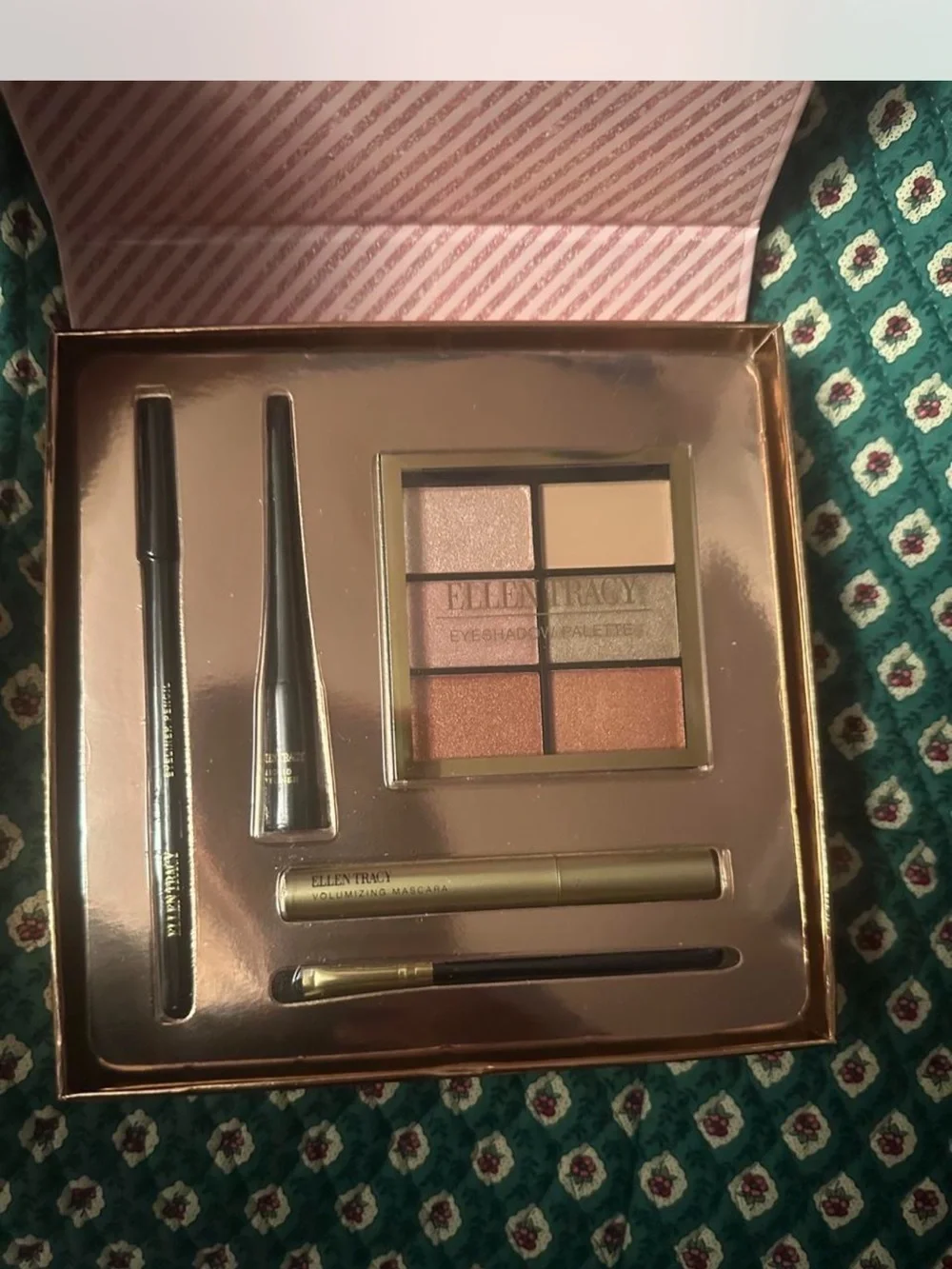 Ellen Tracy Rose & Pink Eyeshadow Palette Gift Set